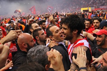 epa04718194 Georgios Printezis (C) of Olympiacos Piraeus celebrates with thre crowds after after a Basketball Euroleague Playoffs match between Olympiacos Piraeus and FC Barcelona at the SEF Indoor arena in Piraeus, Greece, 23 April 2015.  EPA/SPYROS CHORCHOUBAS